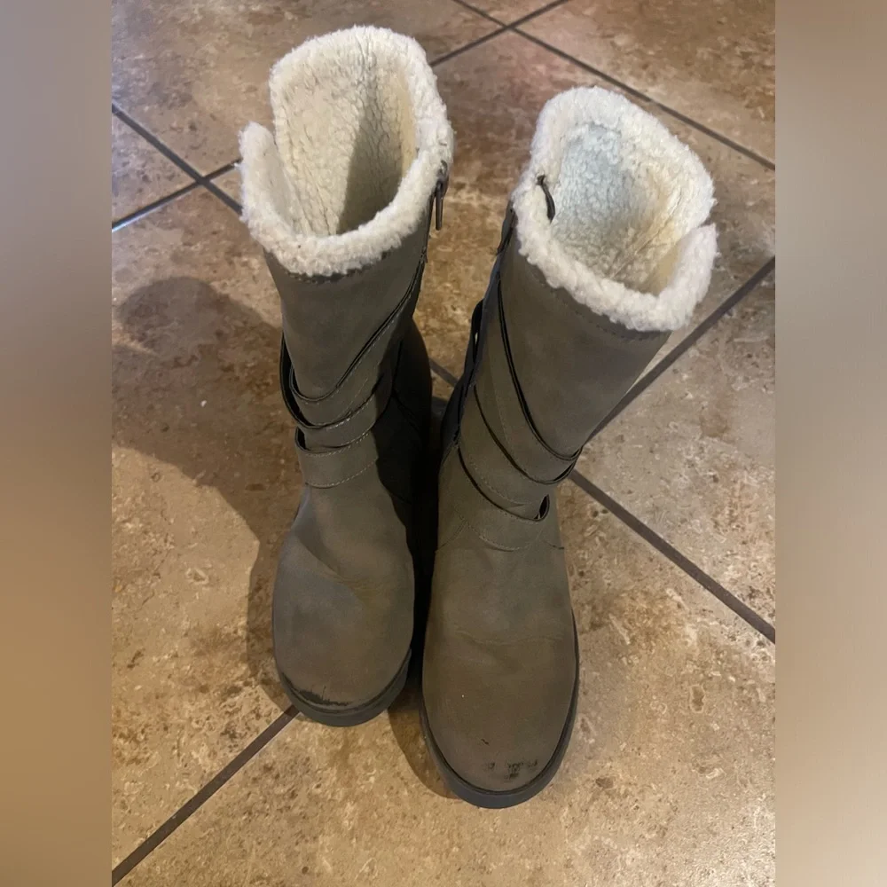Girls Justice Boots barely worn, very sturdy, and warm size Y5